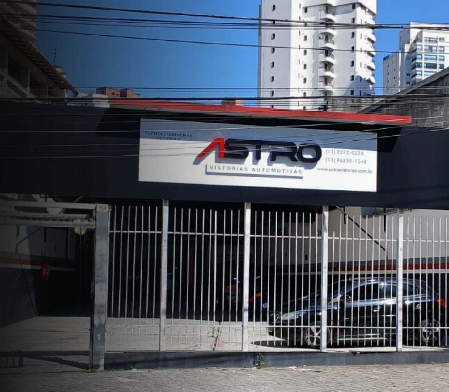 Logotipo da Astro Vistorias aplicado na fachada da unidade Mooca