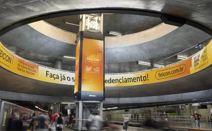 Ambientação da Feicon 2026 em totem no metrô
