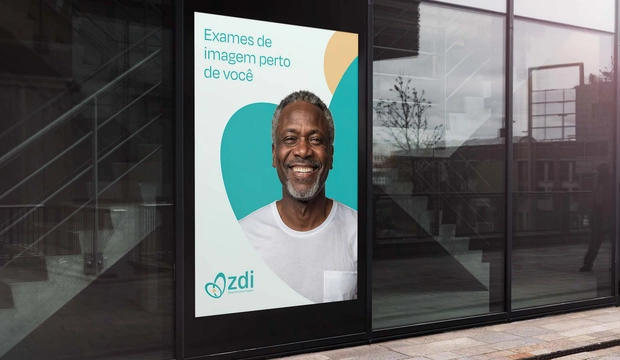 Peça de mídia exterior com a identidade da ZDI Diagnósticos